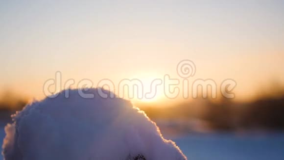 女孩在日落时用手吹雪视频的预览图