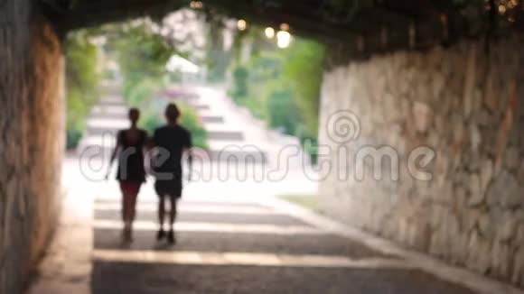 浪漫情侣散步视频的预览图