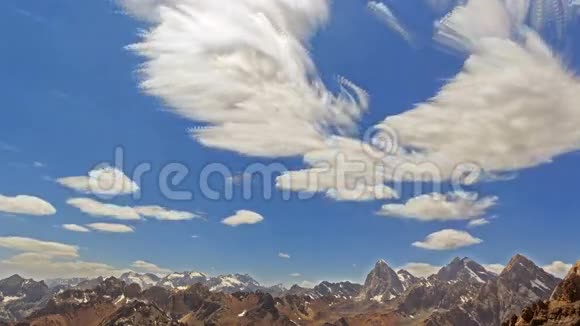 山中模糊的云时间流逝帕米尔视频的预览图