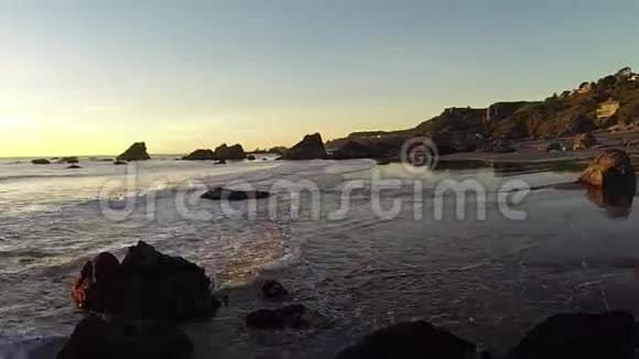 在夕阳沙滩上飞过波浪视频的预览图