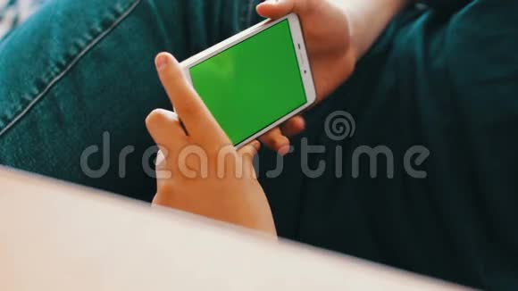 手持触摸屏设备使用智能手机特写青少年手彩色钥匙绿色屏幕视频的预览图