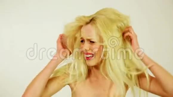 不健康虚弱凌乱的头发不快乐的年轻女子工作室视频的预览图
