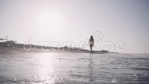 那个女孩光着脚走在海滨视频的预览图