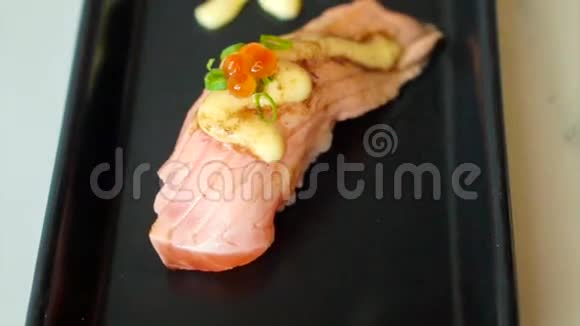 带有奶酪和蛋黄酱装饰的黑鱼寿司视频的预览图