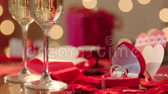 结婚戒指和两杯香槟酒视频的预览图