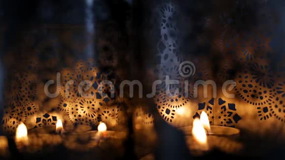 两个带有燃烧蜡烛的装饰灯笼视频的预览图