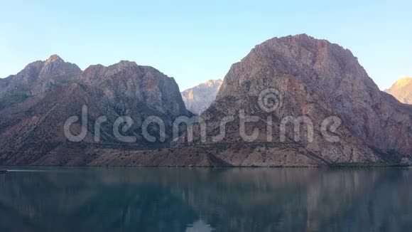 在山里黎明湖时间流逝塔吉克斯坦视频的预览图