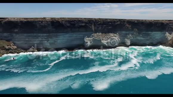 努勒伯平原边缘的澳大利亚大海湾视频的预览图