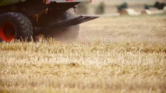 拖拉机释放干草稻草农业背景视频的预览图