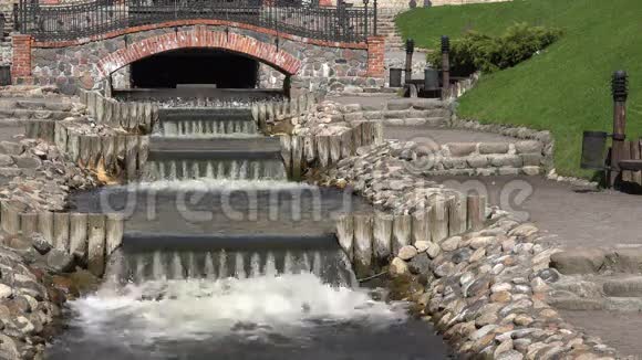 溪涧瀑布流水楼梯间公园小路4K视频的预览图