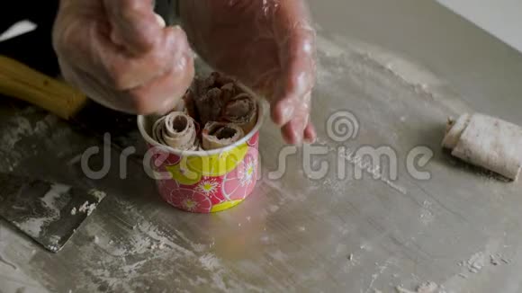烹制泰式天然水果冰淇淋剪辑在冷盘上用西番莲做冰淇淋卷做冰块视频的预览图