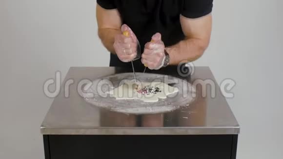 烹制泰式天然水果冰淇淋剪辑在冷盘上用西番莲做冰淇淋卷做冰块视频的预览图