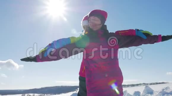 母女俩在下雪的冬日玩耍视频的预览图