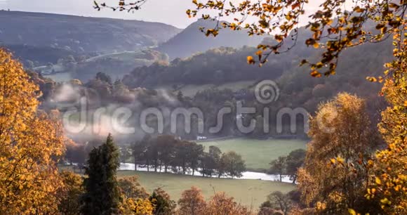 秋日景色优美的山谷中的晨雾视频的预览图