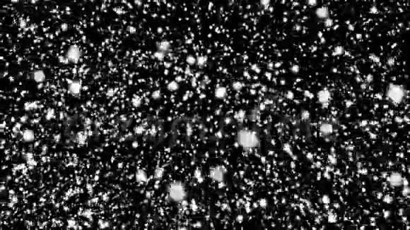 雪花接近黑色背景1080p雪和圣诞视频背景循环视频的预览图