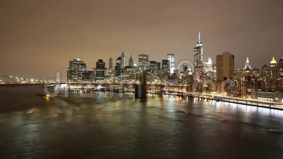 夜间淡色曼哈顿桥景4k时间间隔视频的预览图