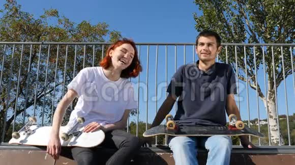一个男人和一个女孩坐在坡道上坐在高五视频的预览图