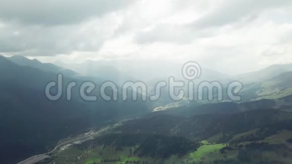 碧蓝的天空背景上布满森林的青山森林覆盖的山地景观的俯视图视频的预览图