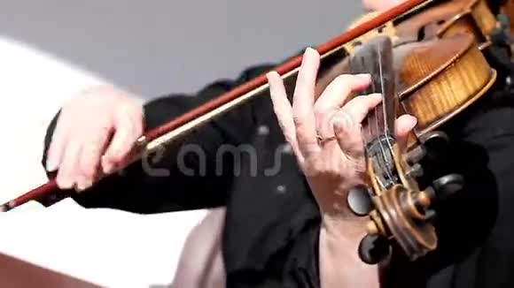 小提琴特写手女孩演奏视频的预览图