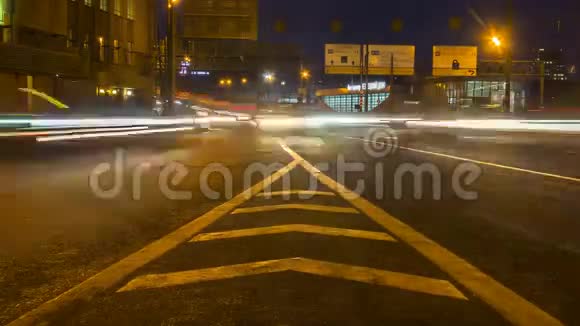 市区道路夜间交通的时间间隔录像视频的预览图
