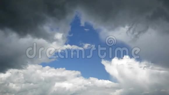 时间流逝的天空中有戏剧性的云彩视频的预览图