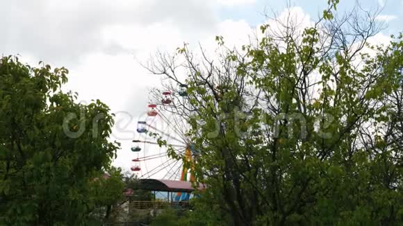游乐园里五颜六色的摩天轮视频的预览图