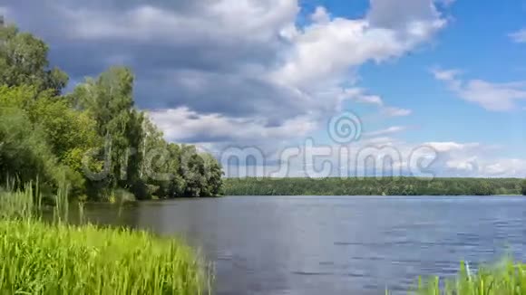 雨云从一个湖上来视频的预览图