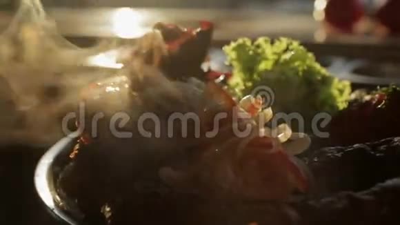 托盘与管道热串新鲜生菜烤蔬菜洋葱圈和碗与酱汁视频的预览图