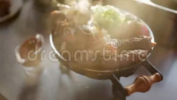 托盘与管道热串新鲜生菜烤蔬菜洋葱圈和碗与酱汁视频的预览图