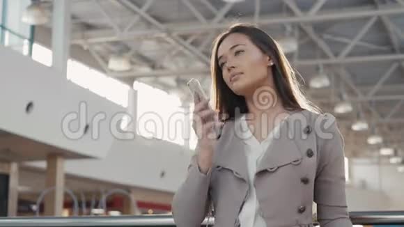 一位年轻的青少年旅游妇女使用她的智能手机设备和微笑访问城市购物的肖像商务视频的预览图