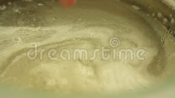 用橘子果冻做巧克力慕斯果冻视频的预览图