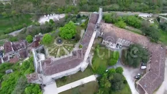 罗卡马多山谷风景山坡上的村庄山顶上的城堡视频的预览图