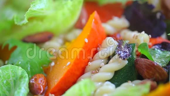 素食健康生菜沙拉新鲜蔬菜水果沙拉早餐视频的预览图