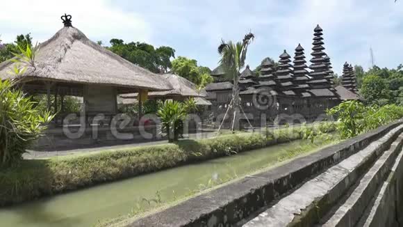 印度尼西亚巴厘岛塔曼阿云塔曼阿云寺晴天全景视频的预览图