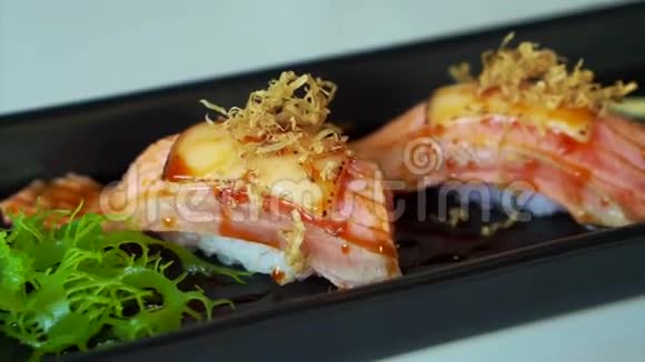 带有奶酪和蛋黄酱装饰的黑鱼寿司视频的预览图