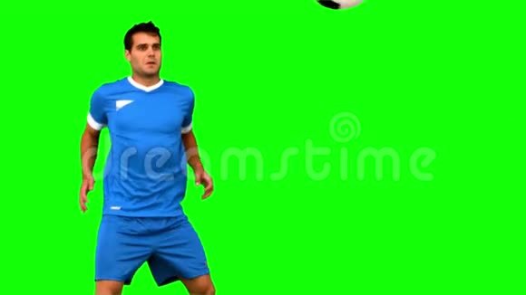 漂亮的男人在绿色的屏幕上踢足球视频的预览图