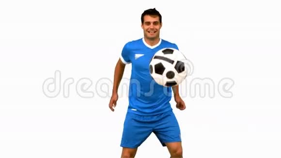 一个英俊的男人在白色屏幕上慢动作地踢足球视频的预览图