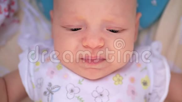 三个月的女婴肖像视频的预览图