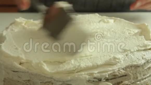 为紫薇蛋糕做奶油视频的预览图