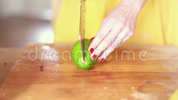 女人用手切鳄梨视频的预览图
