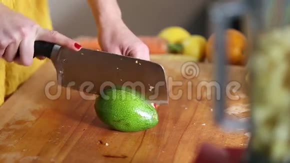 女人用手切鳄梨视频的预览图