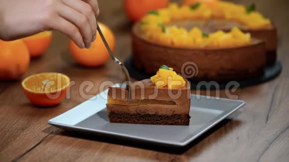 吃一块巧克力橙慕斯蛋糕视频的预览图