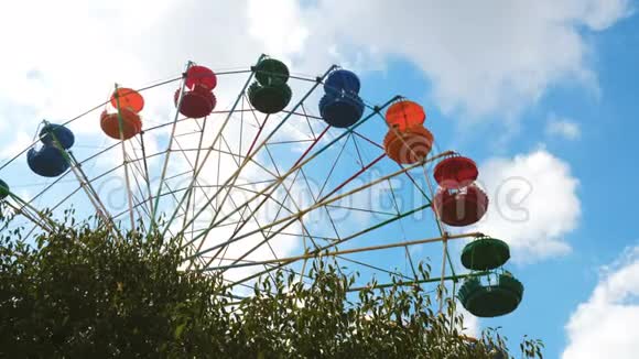 游乐园里五颜六色的摩天轮视频的预览图