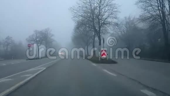 在城市道路上驾驶浓雾视频的预览图