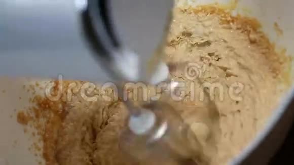 用搅拌器将面团放入碗中搅拌视频的预览图