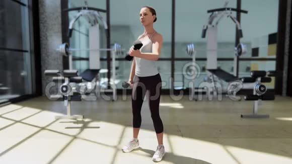 有各种健身器材的健身房和一个做运动的女运动员视频的预览图