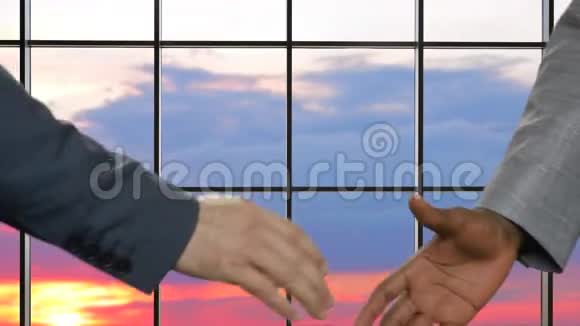 日落背景下的商务握手视频的预览图