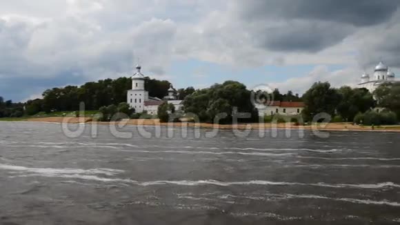 河岸上的修道院视频的预览图