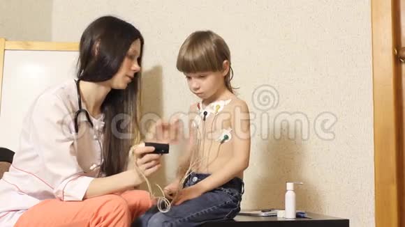 女心脏病医生接待并检查男孩视频的预览图
