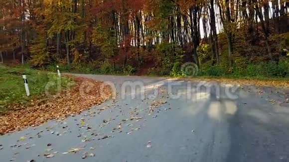 山路和美丽的秋景视频的预览图